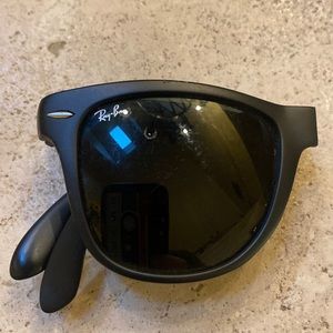 Ray-Ban Wayfarer folding classic sunglasses in Matte Black.